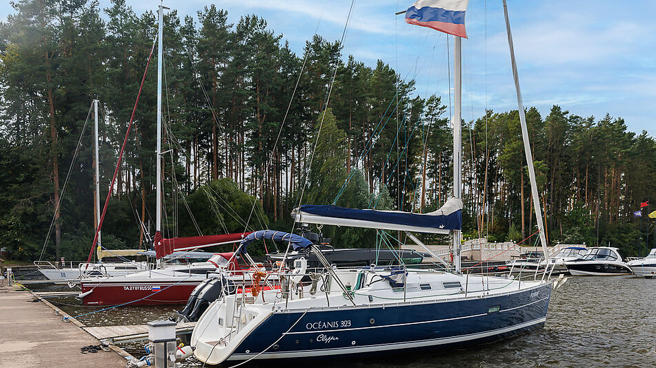 Плавучий ресторан на воде