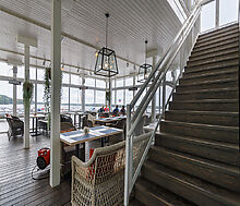 Плавучий ресторан на воде