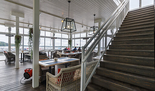 Плавучий ресторан на воде