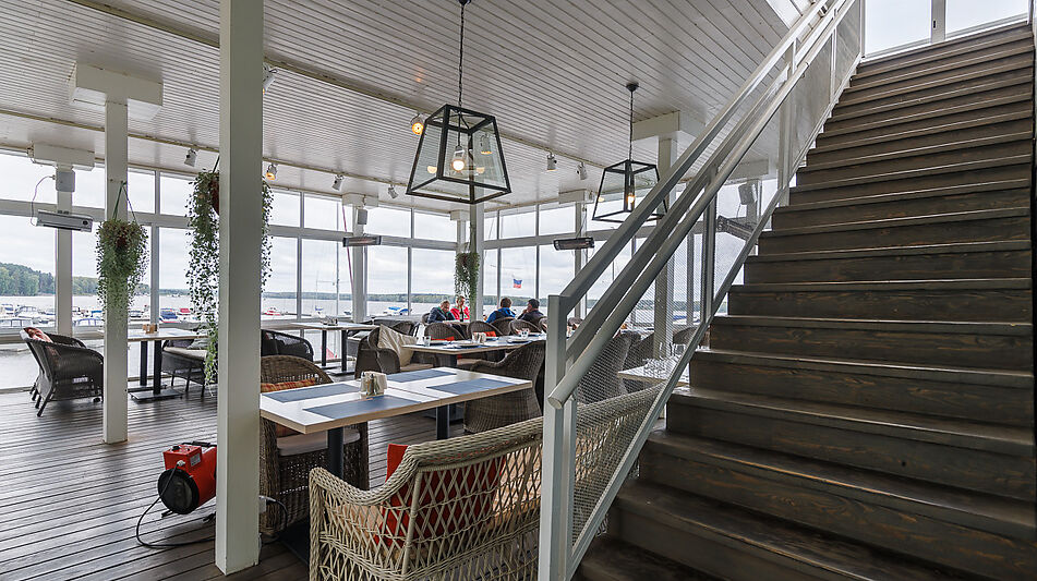 Плавучий ресторан на воде