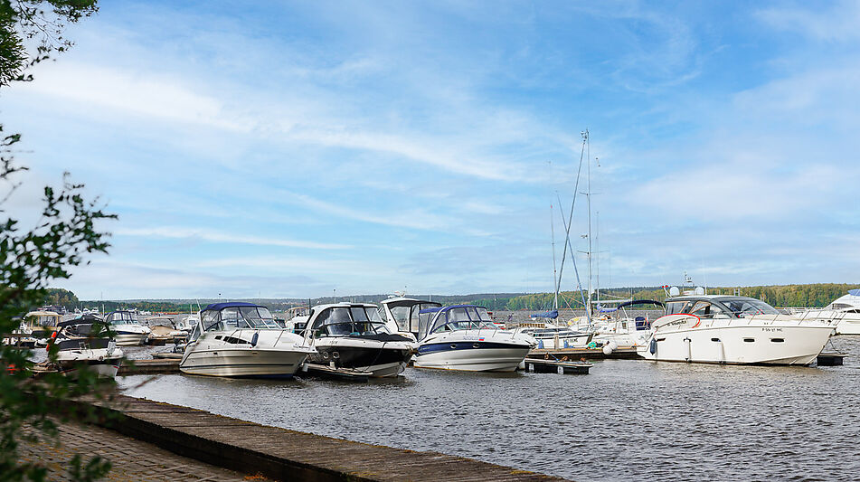 Плавучий ресторан на воде