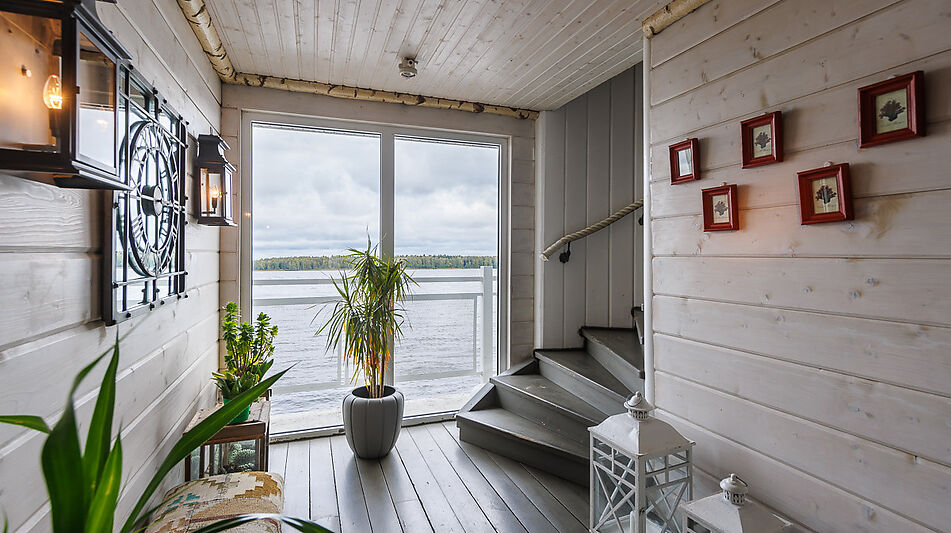 Плавучий ресторан на воде