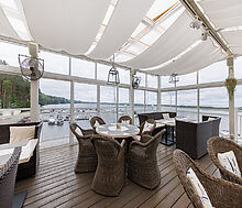 Плавучий ресторан на воде