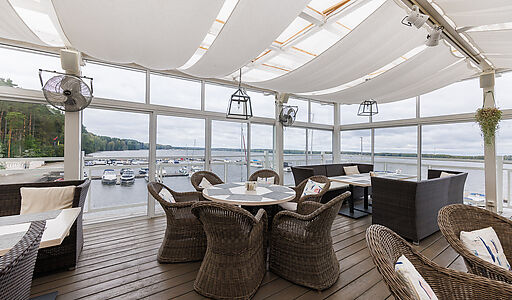 Плавучий ресторан на воде