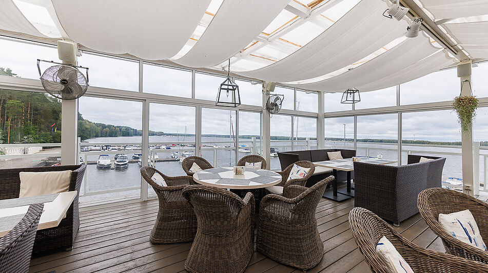 Плавучий ресторан на воде