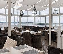 Плавучий ресторан на воде