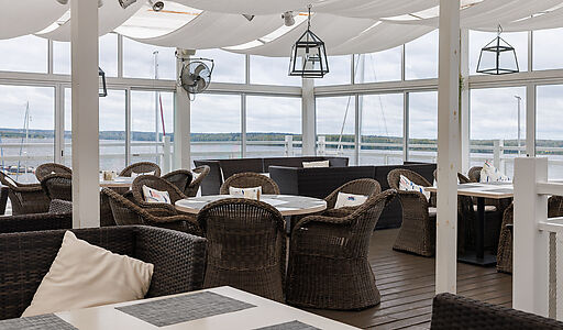 Плавучий ресторан на воде