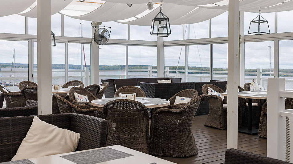 Плавучий ресторан на воде