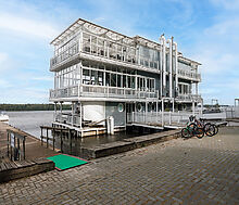 Плавучий ресторан на воде