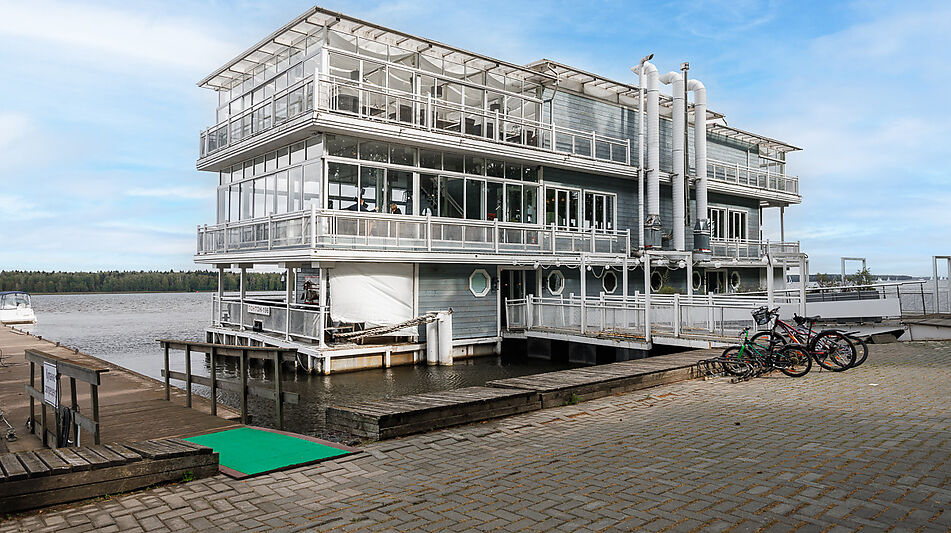 Плавучий ресторан на воде