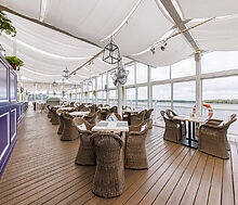 Плавучий ресторан на воде