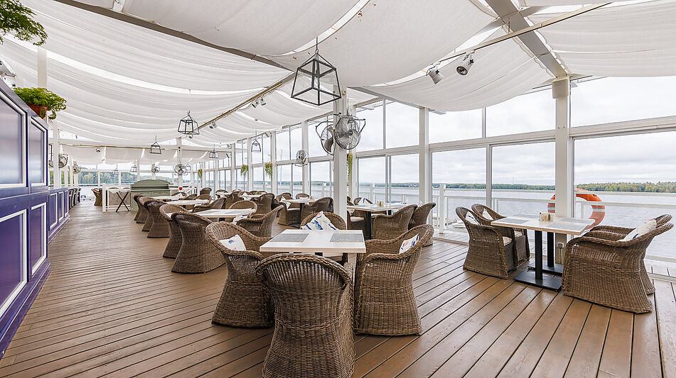 Плавучий ресторан на воде