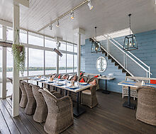 Плавучий ресторан на воде