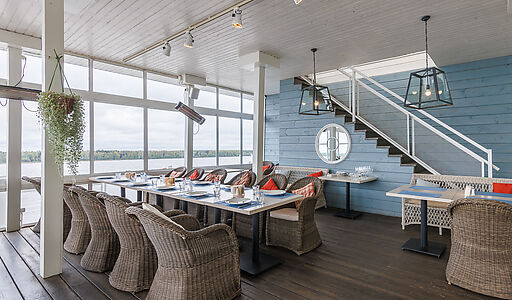 Плавучий ресторан на воде