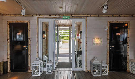 Плавучий ресторан на воде