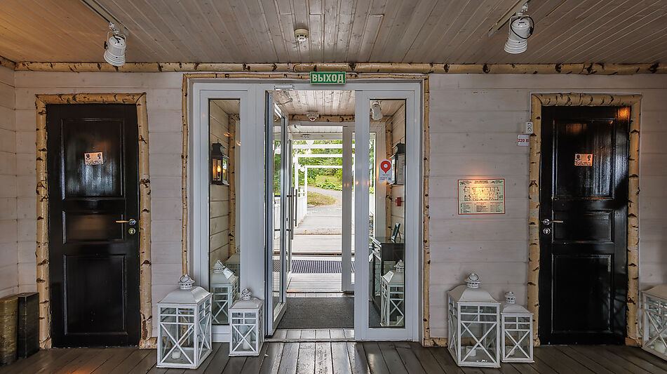 Плавучий ресторан на воде