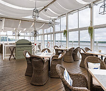 Плавучий ресторан на воде