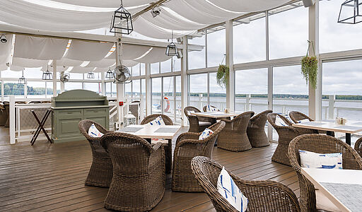 Плавучий ресторан на воде