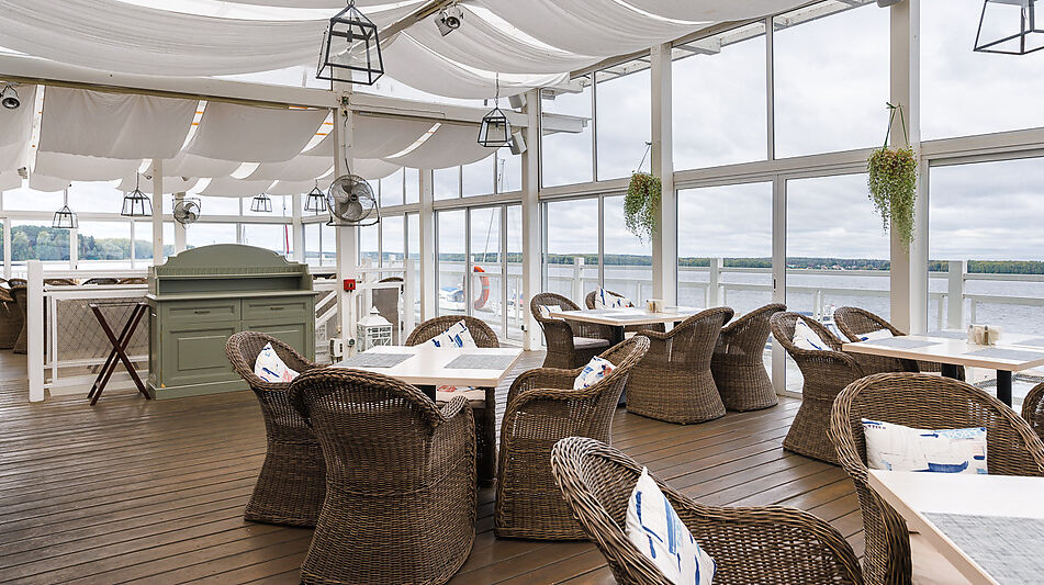 Плавучий ресторан на воде