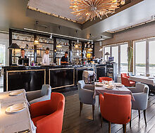 Плавучий ресторан на воде