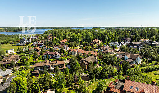 Дом с видом на озеро в Пестово