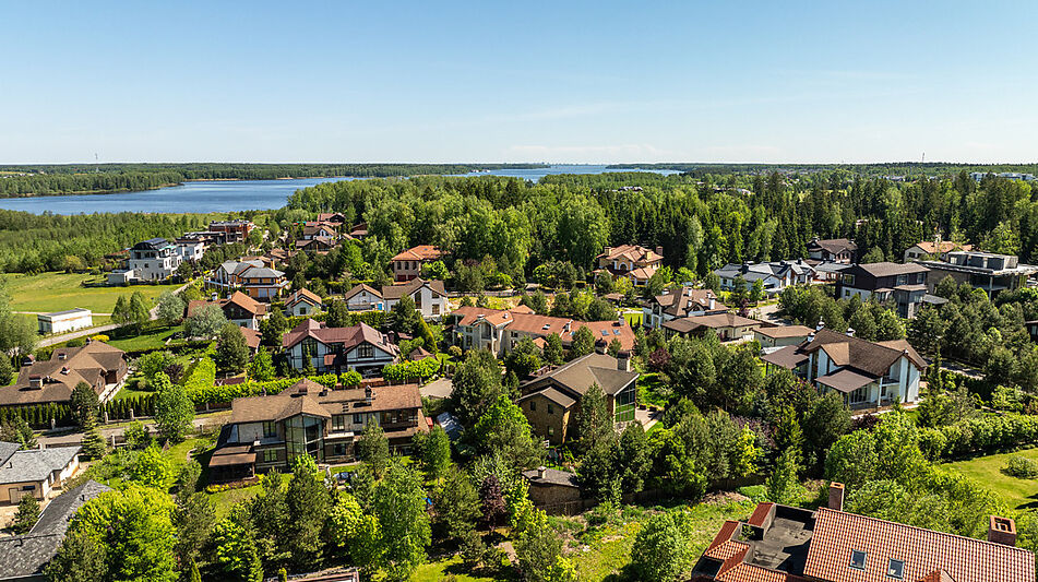 Дом с видом на озеро в Пестово