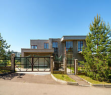 Дом с видом на озеро в Пестово