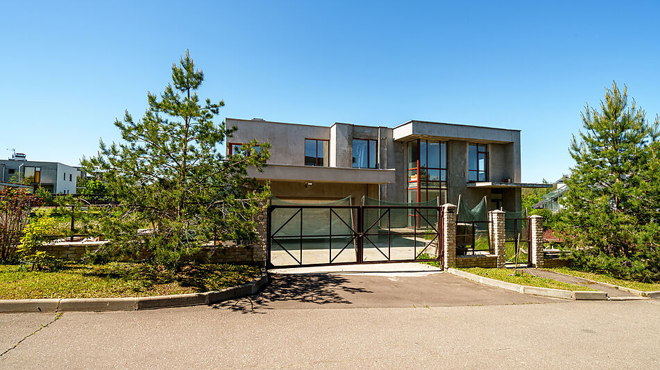 Дом с видом на озеро в Пестово