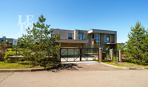 Дом с видом на озеро в Пестово