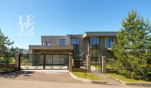 Дом с видом на озеро в Пестово