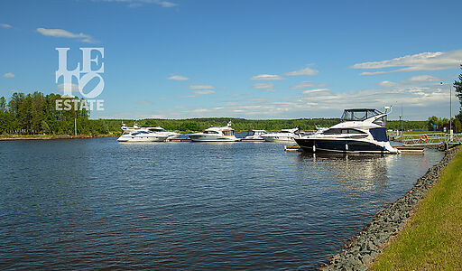 Дом с видом на озеро в Пестово