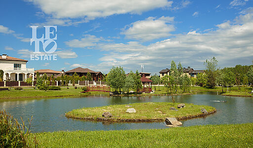 Дом с видом на озеро в Пестово