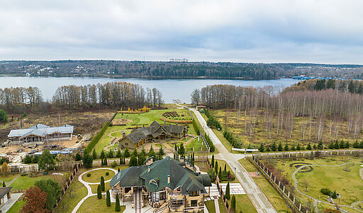 Дизайнерский дом у воды в Пчелке