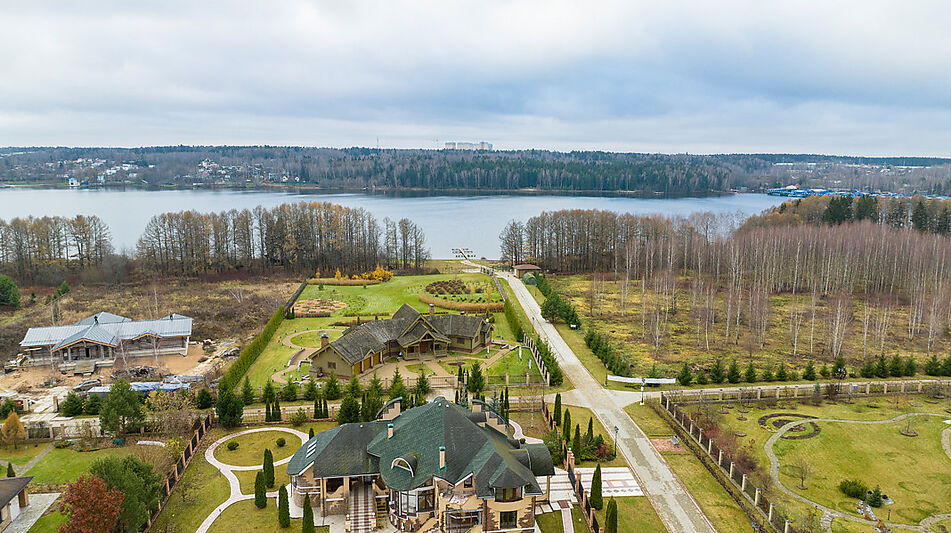 Дизайнерский дом у воды в Пчелке