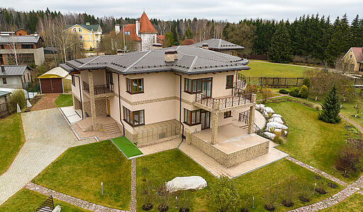 Дизайнерский дом у воды в Пчелке