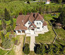 Усадьба в окружении леса