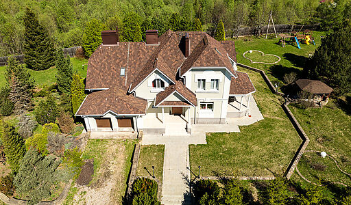 Усадьба в окружении леса