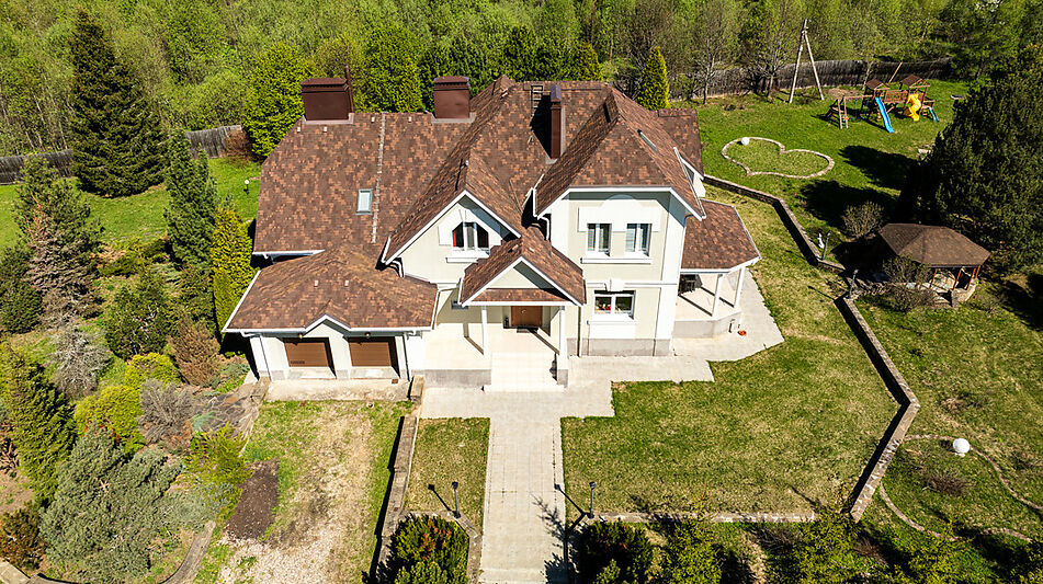 Усадьба в окружении леса