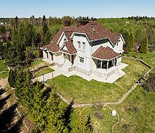 Усадьба в окружении леса