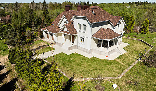 Усадьба в окружении леса