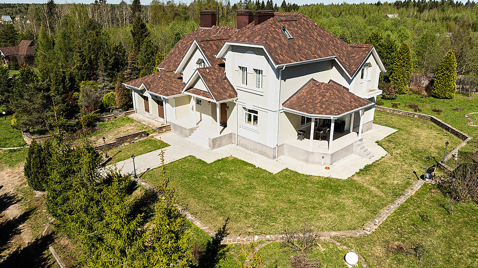 Усадьба в окружении леса