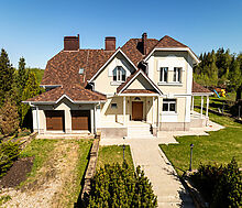 Усадьба в окружении леса