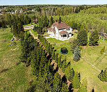 Усадьба в окружении леса