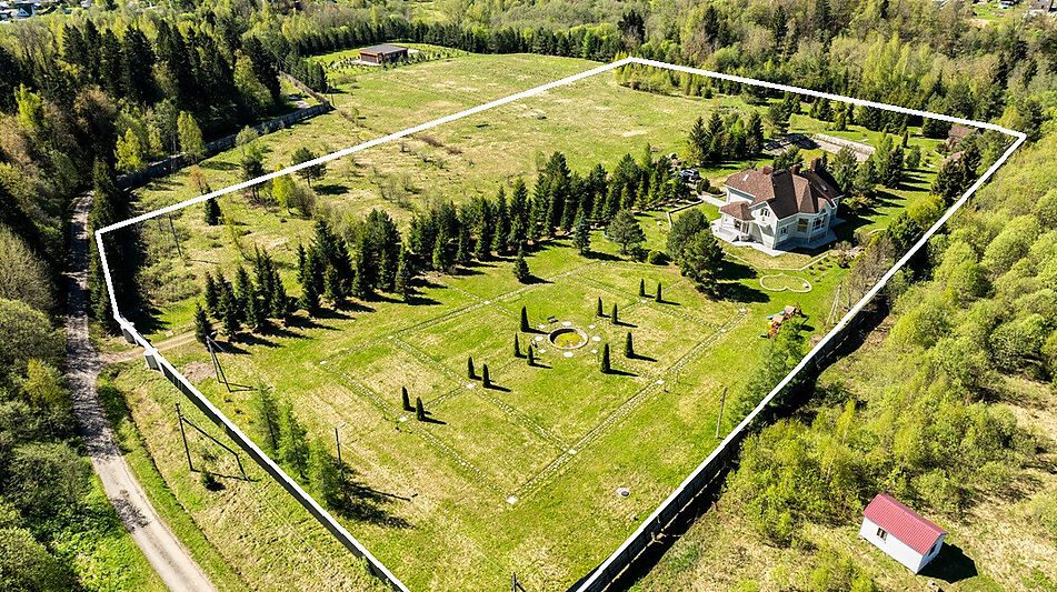 Усадьба в окружении леса