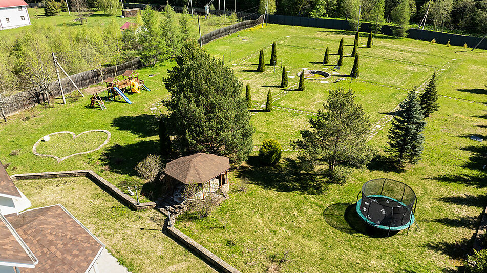 Усадьба в окружении леса