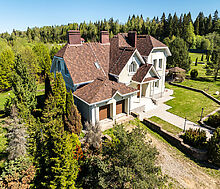 Усадьба в окружении леса