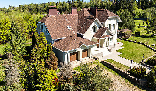 Усадьба в окружении леса