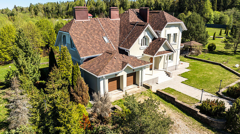 Усадьба в окружении леса