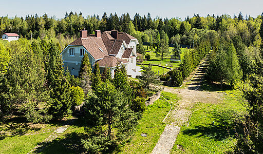 Усадьба в окружении леса