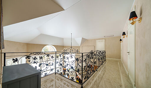 Усадьба в окружении леса